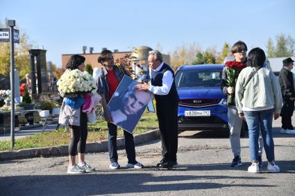 Москва.  Арт- директор Бориса  Моисеева Сергей Горох ( в центре) на открытии памятника Борису Моисееву на  Троекуровском кладбище.