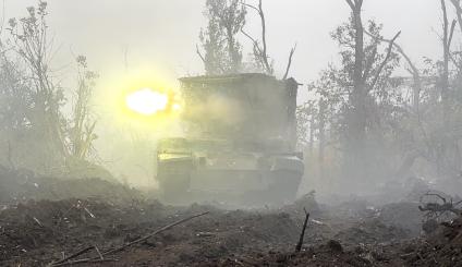 Донецкая область. Боевая машина поддержки танков (БПМТ) `Терминатор` на линии боевого соприкосновения под Донецком.