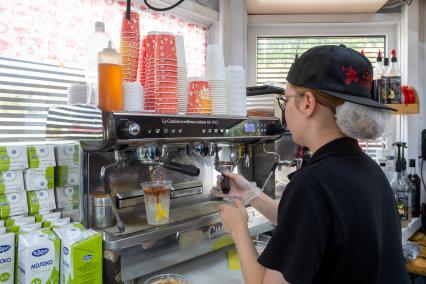 г. Владивосток. Сотрудница автокафе Coffee Machine.