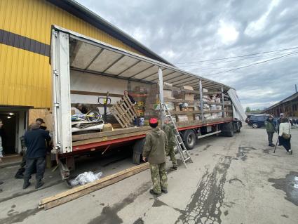 Донецк. Разгрузка фуры с гуманитарной помощью, привезенной из Франции. 7 тонн подарков от граждан Франции, Германии, Испании и Бельгии передали для Донбасса.