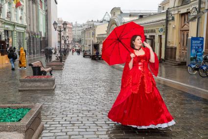 Москва. Корреспондент КП Александра Будаева в старинном одеянии на Кузнецком Мосту.