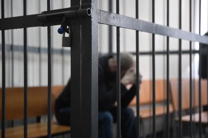 Екатеринбург. Преступник в камере зала суда, во время судебного заседания