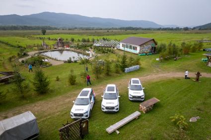 Приморский край, с. Новороссия. Автомобили участников автопробега `Открываем Дальний` на территории пространства `АРТайга`.