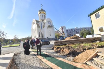 Москва. (слева направо) Протоиерей, настоятель Храма Алексия, человека Божия Леонид Кучерук, депутат Госдумы, советник мэра и патриарха по строительству Владимир Ресин и политический обозреватель КП Александр Гамов на территории строящегося храма в честь князя Владимира в Крылатском.