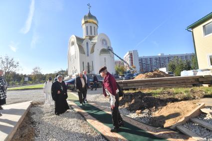 Москва. (слева направо) Протоиерей, настоятель Храма Алексия, человека Божия Леонид Кучерук, депутат Госдумы, советник мэра и патриарха по строительству Владимир Ресин и политический обозреватель КП Александр Гамов на территории строящегося храма в честь князя Владимира в Крылатском.