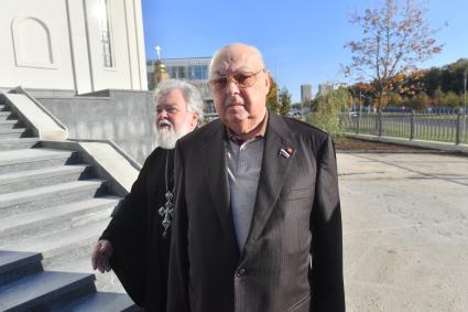 Москва. Протоиерей, настоятель Храма Алексия, человека Божия Леонид Кучерук и депутат Госдумы, советник мэра и патриарха по строительству Владимир Ресин на территории строящегося храма в честь князя Владимира в Крылатском.