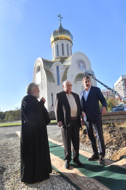 Москва. Протоиерей, настоятель Храма Алексия, человека Божия Леонид Кучерук и депутат Госдумы, советник мэра и патриарха по строительству Владимир Ресин (в центре) на территории строящегося храма в честь князя Владимира в Крылатском.