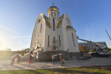 Москва. Строительство храма в честь князя Владимира в Крылатском.