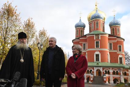 Москва.  Настоятель Донского ставропигиального мужского монастыря, митрополит Каширский Феогност, мэр Москвы Сергей Собянин и министр культуры РФ Ольга Любимова (слева направо) во время посещения монастыря.