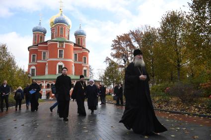 Москва.  Настоятель Донского ставропигиального мужского монастыря, митрополит Каширский Феогност(слева) .