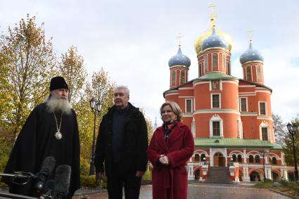 Москва.  Настоятель Донского ставропигиального мужского монастыря, митрополит Каширский Феогност, мэр Москвы Сергей Собянин и министр культуры РФ Ольга Любимова (слева направо) во время посещения монастыря.