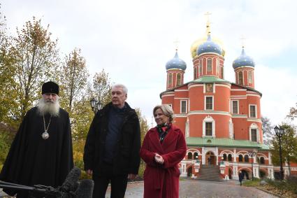 Москва.  Настоятель Донского ставропигиального мужского монастыря, митрополит Каширский Феогност, мэр Москвы Сергей Собянин и министр культуры РФ Ольга Любимова (слева направо) во время посещения монастыря.