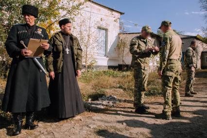 Награждение отличившихся бойцов только что сформированного добровольческого подразделения казачьего батальона `Балтика` в составке бригады `Терек`.