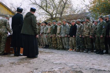 Награждение отличившихся бойцов только что сформированного добровольческого подразделения казачьего батальона `Балтика` в составке бригады `Терек`.