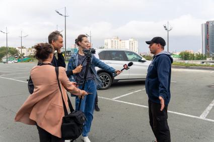 Владивосток. Блогер Александр Никулин во время автопробега `Открываем Дальний` (справа).