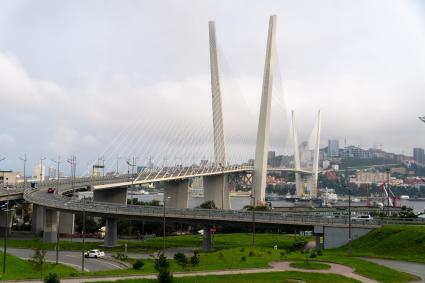 Владивосток. Золотой мост через бухту Золотой Рог.