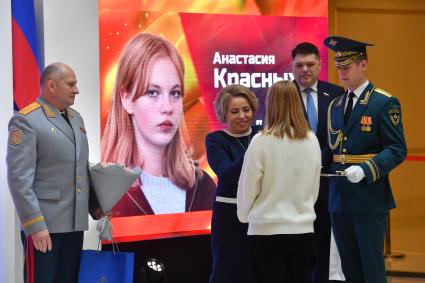 Москва.  Министр по делам гражданской обороны, чрезвычайным ситуациям и ликвидации последствий стихийных бедствий РФ Александр Куренков , Анастасия  Красных и спикер Совета Федерации РФ Валентина Матвиенко на церемонии награждения детей и подростков, проявивших личное мужество в экстремальных ситуациях и спасших человеческие жизни.