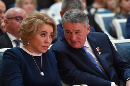 Москва. Спикер Совета Федерации РФ Валентина Матвиенко и вице-спикер Совета Федерации РФ Юрий Воробьев (слева направо) на церемонии награждения детей и подростков, проявивших личное мужество в экстремальных ситуациях и спасших человеческие жизни.