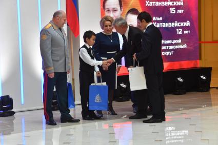 Москва. Министр по делам гражданской обороны, чрезвычайным ситуациям и ликвидации последствий стихийных бедствий РФ Александр Куренков, Илья Хатайский спикер Совета Федерации РФ Валентина Матвиенко и Илья Хатайский (слева направо) на церемонии награждения детей и подростков, проявивших личное мужество в экстремальных ситуациях и спасших человеческие жизни.