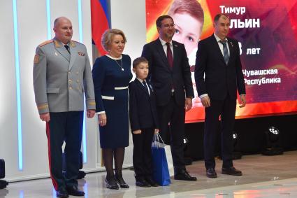 Москва. Министр по делам гражданской обороны, чрезвычайным ситуациям и ликвидации последствий стихийных бедствий РФ Александр Куренков, , спикер Совета Федерации РФ Валентина Матвиенко , Тимур Ильин (слева направо) на церемонии награждения детей и подростков, проявивших личное мужество в экстремальных ситуациях и спасших человеческие жизни.