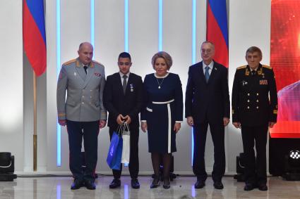 Москва. Министр по делам гражданской обороны, чрезвычайным ситуациям и ликвидации последствий стихийных бедствий РФ Александр Куренков, Денис Федоркин, спикер Совета Федерации РФ Валентина Матвиенко (слева направо) на церемонии награждения детей и подростков, проявивших личное мужество в экстремальных ситуациях и спасших человеческие жизни.