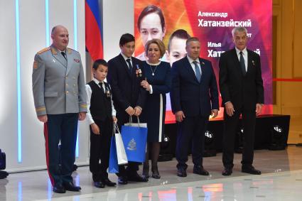 Москва. Министр по делам гражданской обороны, чрезвычайным ситуациям и ликвидации последствий стихийных бедствий РФ Александр КуренковИлья и Александр Хатайские, спикер Совета Федерации РФ Валентина Матвиенко (слева направо) на церемонии награждения детей и подростков, проявивших личное мужество в экстремальных ситуациях и спасших человеческие жизни.