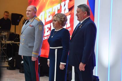Москва. Министр по делам гражданской обороны, чрезвычайным ситуациям и ликвидации последствий стихийных бедствий РФ Александр Куренков, спикер Совета Федерации РФ Валентина Матвиенко и вице-спикер Совета Федерации РФ Юрий Воробьев (слева направо) на церемонии награждения детей и подростков, проявивших личное мужество в экстремальных ситуациях и спасших человеческие жизни.