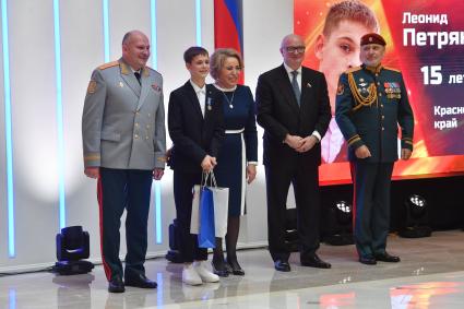 Москва. Министр по делам гражданской обороны, чрезвычайным ситуациям и ликвидации последствий стихийных бедствий РФ Александр Куренков, Леонид Петряну, спикер Совета Федерации РФ Валентина Матвиенко (слева направо) на церемонии награждения детей и подростков, проявивших личное мужество в экстремальных ситуациях и спасших человеческие жизни.