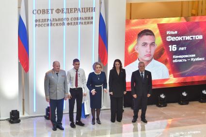 Москва. Министр по делам гражданской обороны, чрезвычайным ситуациям и ликвидации последствий стихийных бедствий РФ Александр Куренков, Илья Феоктистов , спикер Совета Федерации РФ Валентина Матвиенко (слева направо) на церемонии награждения детей и подростков, проявивших личное мужество в экстремальных ситуациях и спасших человеческие жизни.
