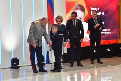 Москва. Министр по делам гражданской обороны, чрезвычайным ситуациям и ликвидации последствий стихийных бедствий РФ Александр Куренков, Тимур Ильин , спикер Совета Федерации РФ Валентина Матвиенко (слева направо) на церемонии награждения детей и подростков, проявивших личное мужество в экстремальных ситуациях и спасших человеческие жизни.