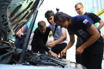 Москва.  Студенты на территории научно-исследовательского кластера Московского государственного технического университета (МГТУ) имени Н.Э. Баумана.