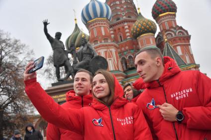 Москва. Участники Общественного движения `Народный фронт`на церемонии возложения цветов к памятнику Минину и Пожарскому в День народного единства.