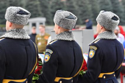 Москва. Военнослужащие Президентского полка на церемонии возложения цветов к памятнику Минину и Пожарскому в День народного единства.