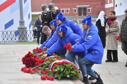 Москва. Участники Всероссийского Общественного движения `Волонтёры Победы`на церемонии возложения цветов к памятнику Минину и Пожарскому в День народного единства.