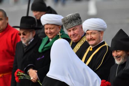 Москва. Патриарх Московский и всея Руси Кирилл (на первом плане); (слева направо) раввин, вице-президент Конгресса еврейских религиозных организаций и объединений в России Иван Сусайков, председатель Духовного собрания мусульман РФ муфтий Альбир Крганов, председатель Координационного центра мусульман Северного Кавказа муфтий Карачаево-Черкесии Исмаил Бердиев, председатель Духовного управления мусульман Европейской части России муфтий шейх Равиль Гайнутдин и архиепископ, глава Российской и Ново-Нахичеванской епархии Армянской апостольской церкви Езрас на церемонии возложения цветов к памятнику Минину и Пожарскому в День народного единства.