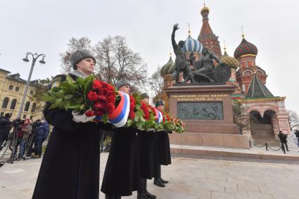 Москва. Церемония возложения цветов к памятнику Минину и Пожарскому в День народного единства.