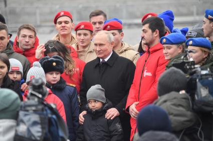 Москва. Президент РФ Владимир Путин фотографируется с волонтерами, участниками поисковых движений и детьми погибших героев специальной военной операции (СВО) после церемонии возложения цветов к памятнику Минину и Пожарскому в День народного единства.