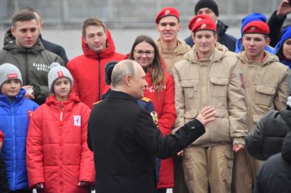 Москва. Президент РФ Владимир Путин общается с волонтерами, участниками поисковых движений и детьми погибших героев специальной военной операции (СВО) после церемонии возложения цветов к памятнику Минину и Пожарскому в День народного единства.