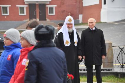 Москва. Патриарх Московский и всея Руси Кирилл и президент РФ Владимир Путин на церемонии возложения цветов к памятнику Минину и Пожарскому в День народного единства.