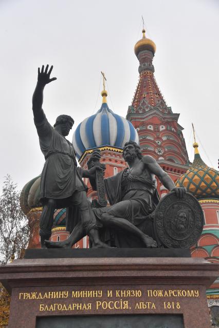 Москва. Памятник Минину и Пожарскому на Красной площади в День народного единства.