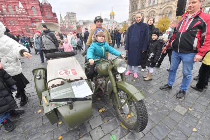 Москва. Посетители и участник выставки, посвященной Дню народного единства и 82-й годовщине со дня проведения военного парада 7 ноября 1941 года на Красной площади.