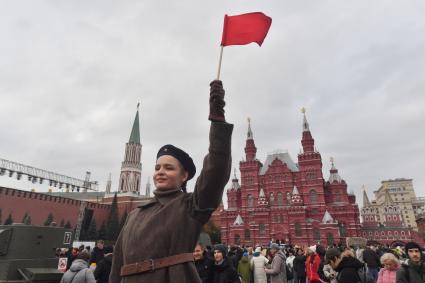 Москва. Участница выставки, посвященной Дню народного единства и 82-й годовщине со дня проведения военного парада 7 ноября 1941 года на Красной площади.