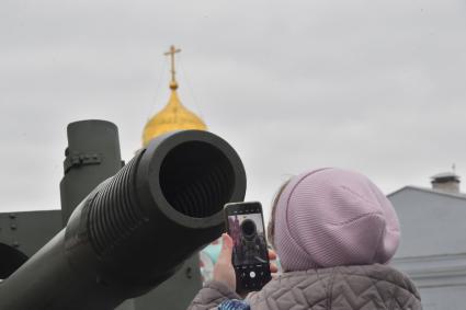 Москва. Посетители выставки, посвященной Дню народного единства и 82-й годовщине со дня проведения военного парада 7 ноября 1941 года на Красной площади.