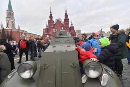 Москва. Посетители выставки, посвященной Дню народного единства и 82-й годовщине со дня проведения военного парада 7 ноября 1941 года на Красной площади.