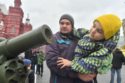 Москва. Посетители выставки, посвященной Дню народного единства и 82-й годовщине со дня проведения военного парада 7 ноября 1941 года на Красной площади.