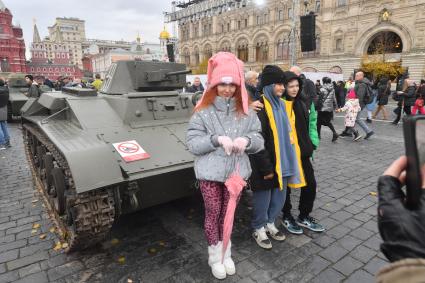Москва. Посетители выставки, посвященной Дню народного единства и 82-й годовщине со дня проведения военного парада 7 ноября 1941 года на Красной площади.