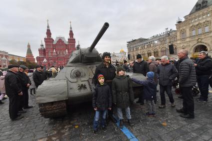 Москва. Посетители и участник выставки, посвященной Дню народного единства и 82-й годовщине со дня проведения военного парада 7 ноября 1941 года на Красной площади.