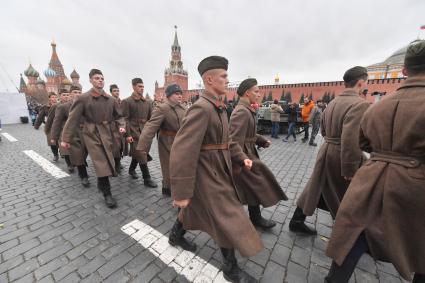 Москва. Участники выставки, посвященной Дню народного единства и 82-й годовщине со дня проведения военного парада 7 ноября 1941 года на Красной площади.