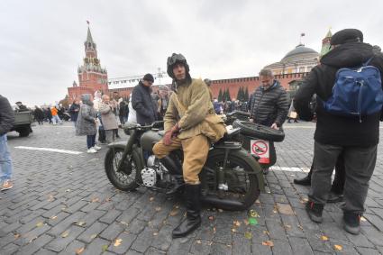 Москва. Участник выставки, посвященной Дню народного единства и 82-й годовщине со дня проведения военного парада 7 ноября 1941 года на Красной площади.