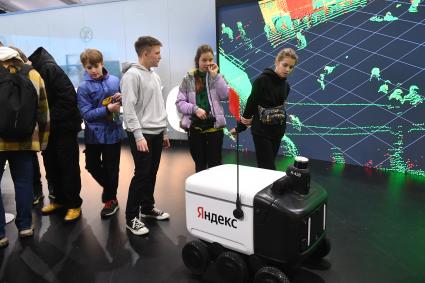 Москва. Робот доставщик  Яндекс на выставке-форуме `Россия` на ВДНХ.